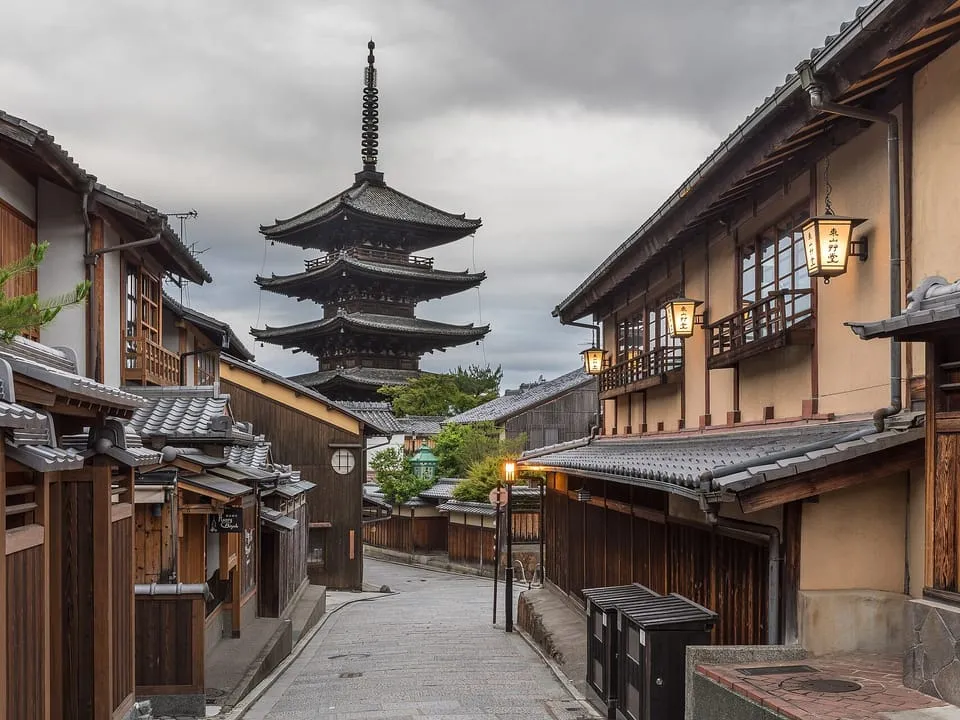 Yasaka-dori in the early morning, with the Yasaka pagoda above old wooden houses