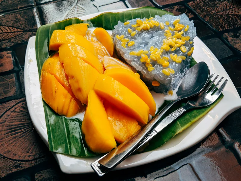 Mango sticky rice with coconut sauce